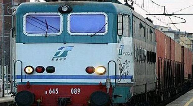 Fiamme sul locomotore Intercity Roma-Perugia: nessun ferito, forti ritardi