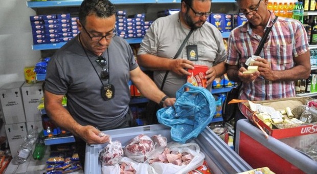 Roma, blitz in tre negozi "bangla": pesce e carne scaduti e false etichette