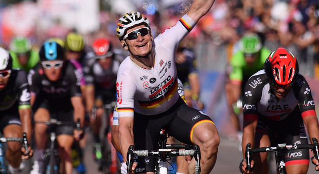 Giro d'Italia, Greipel vince la seconda tappa e conquista la maglia rosa