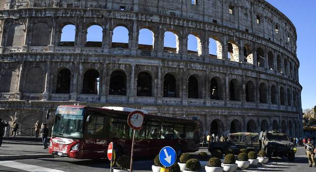 Caos conti a Roma, crepe in giunta: alta tensione tra Raggi e l'assessore Mazzillo
