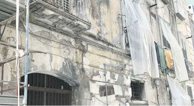 Crolli nel palazzo a Castellammare: «Ma noi vogliamo restare qui»