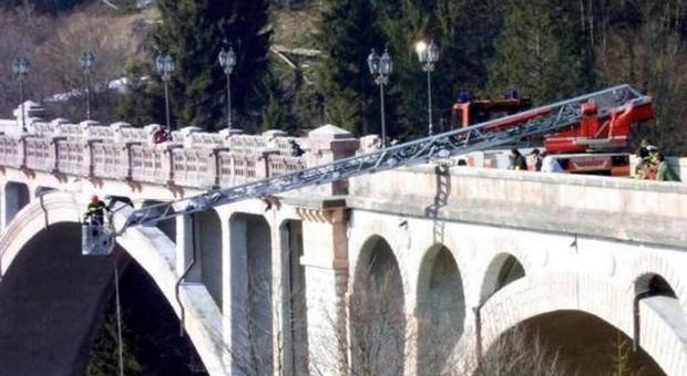 Il ponte di Roana dove è avvenuto oggi il tragico gesto