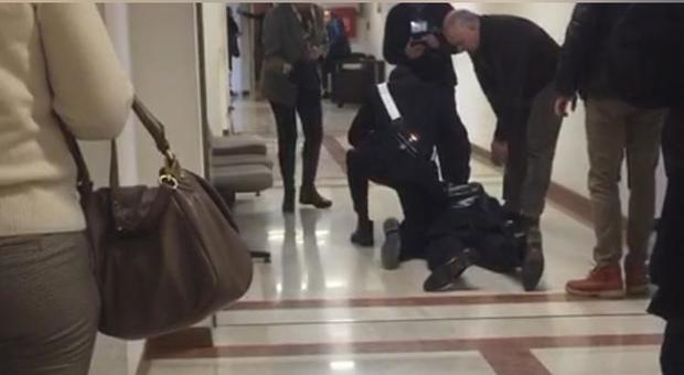 L'avvocato bloccato dai carabinieri dopo aver tentato di aggredire il giudice che aveva rinviato l'udienza