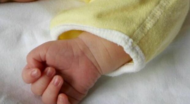 Roma, bimba di tre mesi muore in casa sotto gli occhi della mamma: stroncata da un malore