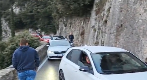 Suv blocca la Strada della Forra, il mega ingorgo sul Lago di Garda diventa virale: «Leggenda narra che sono ancora lì...»