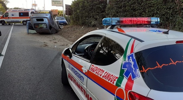 Perde il controllo e l'auto si ribalta: giovane di 22 anni ferito nel Napoletano