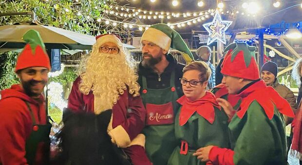 Babbo Natale ed i suoi amici elfi che popolano il villaggio allestito a Piano di Sorrento