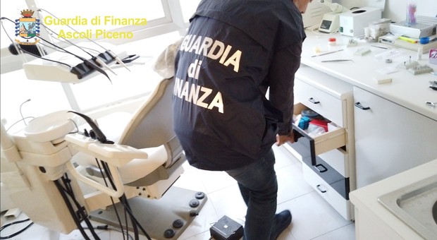 San Benedetto, il dentista è pensione ma lo studio lavora "in nero": denunce e sequestro della Finanza
