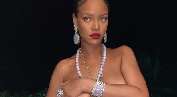 Rihanna in sexy topless, ma il ciondolo fa arrabbiare gli indiani: «Ferisce i nostri sentimenti». Cosa è successo