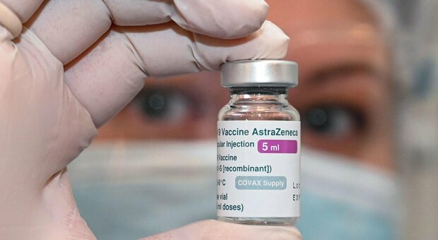 Astrazeneca, rallenta il piano vaccini: ferme migliaia di dosi, cancellate decine di migliaia di prenotazioni