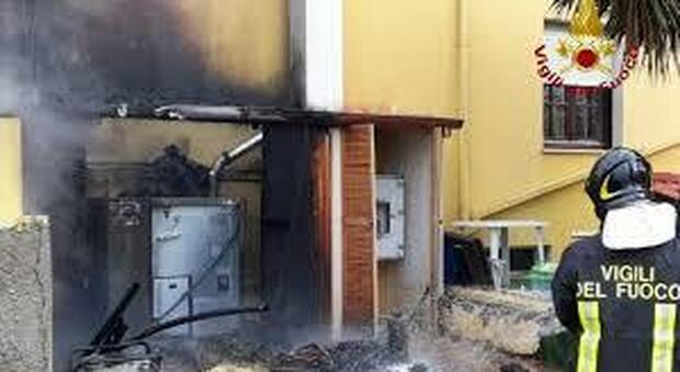 Casa a fuoco per colpa di una caldaia, palazzo evacuato a Torre Annunziata: c'è anche un bambino di un anno e mezzo. Feriti tre carabinieri