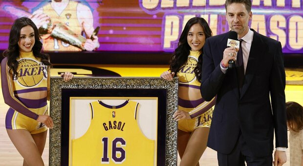 Nba, i Lakers ritirano la maglia numero 16. Gasol: «È per merito di Kobe Bryant»