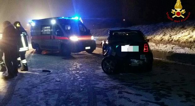 Scontro fra tre auto a causa della neve: un morto e tre feriti