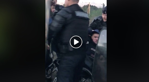 Gilet gialli, ragazzo disabile sollevato dalla sedia a rotelle e scaraventato a terra dalla polizia VIDEO CHOC