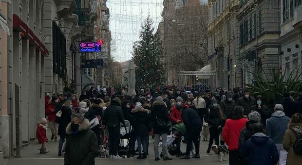 Folla in centro ad Ancona