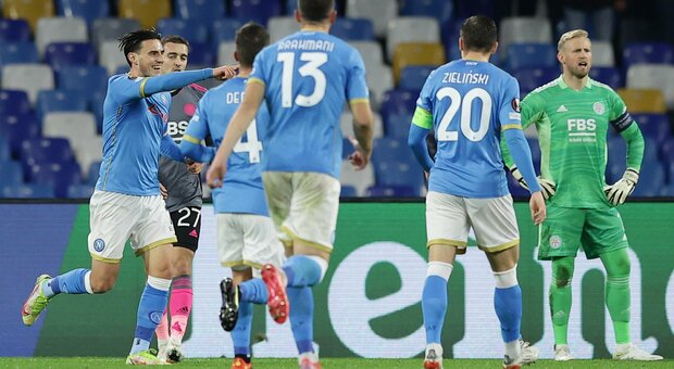 Napoli-Leicester 3-2: azzurri ai playoff contro una terza dalla Champions, Spalletti esulta tuffandosi sul prato bagnato