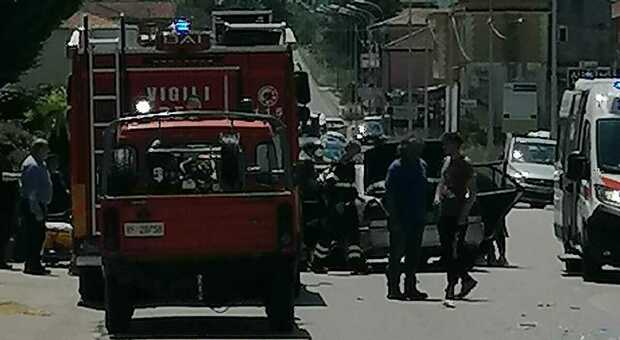 Incidente nel Vallo di Diano: auto contro camion, due feriti