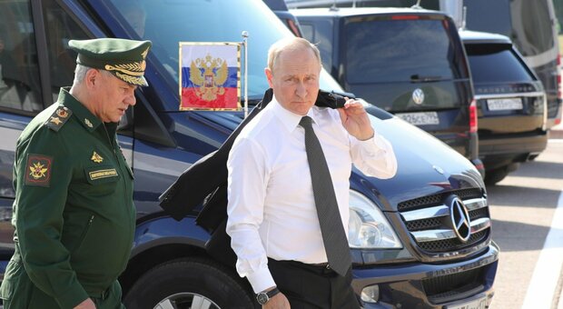 Russia, l'elite negozia la pace con l'Occidente alle spalle di Putin: «Piegati dalle sanzioni, basta guerra»