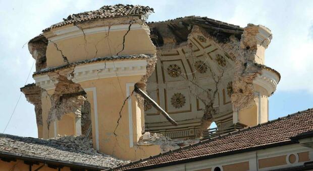 Terremoto L'Aquila, schiaffo alle vittime: il giudice taglia i risarcimenti. «Dovevano uscire di casa