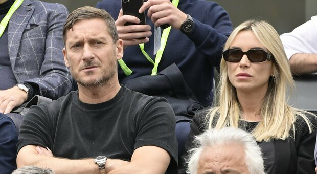 Francesco Totti e Noemi Bocchi al Foro Italico: il capitano star sugli spalti, poi il match di padel con Sinner