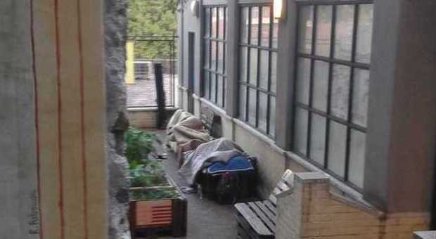 I due clochard all'alba dormono nel cortile della stazione di Sant'Anna