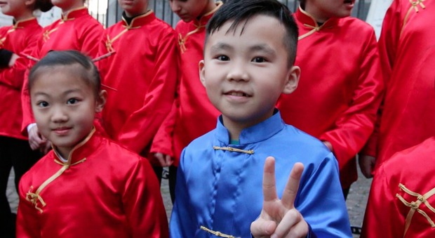 Flash mob a piazza del Gesù per il Capodanno Cinese: il Coro Mulan incanta tutti