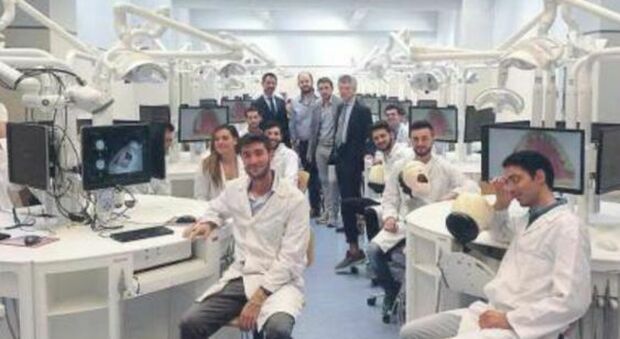 Napoli, ecco i pazienti robot: così i giovani medici si allenano senza rischi
