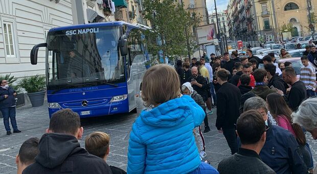 Napoli-Torino, centinaia di tifosi scortano gli azzurri allo stadio