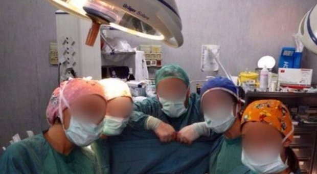 Selfie in sala operatoria, la moda choc su Fb: ​ma spesso i pazienti non lo sanno -FOTOGALLERY