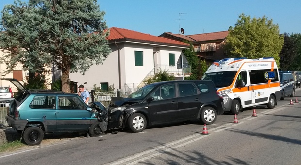 Il frontale tra le due auto a Montecchio Maggiore