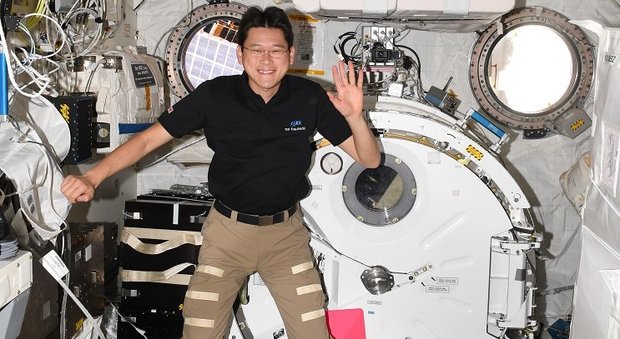 L'astronauta twitta dallo spazio: "Sono cresciuto di 9 centimetri in 3 settimane". Cosa gli sta succedendo?
