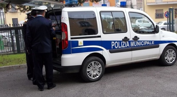 Sorpresi a caricare moto su un furgone: ladri arrestati a piazza Vescovio