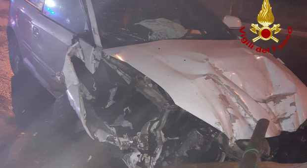 Incidente all'alba a Piombino Dese: auto abbatte palo telefonico e recinzione, ferito il conducente