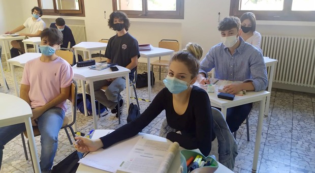 Studenti con la mascherina