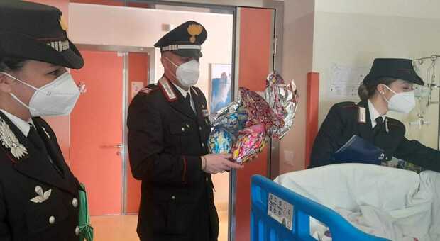 I Carabinieri portano le uova di cioccolato ai piccoli malati del Burlo: sorrisi, carezze e regali
