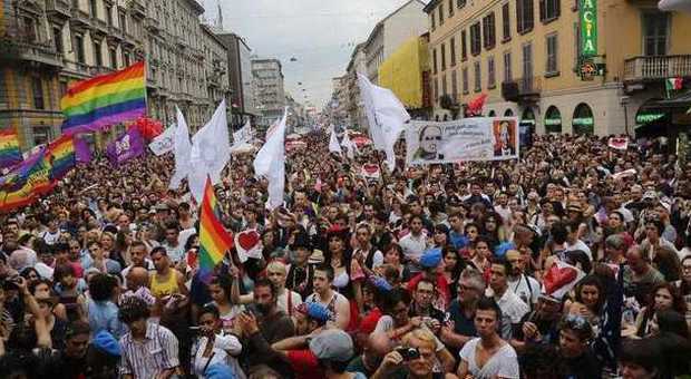 Gay Pride a Milano, sabato attesi in 50mila: ci sarà anche Pisapia. Fedez e Mika "posano" insieme