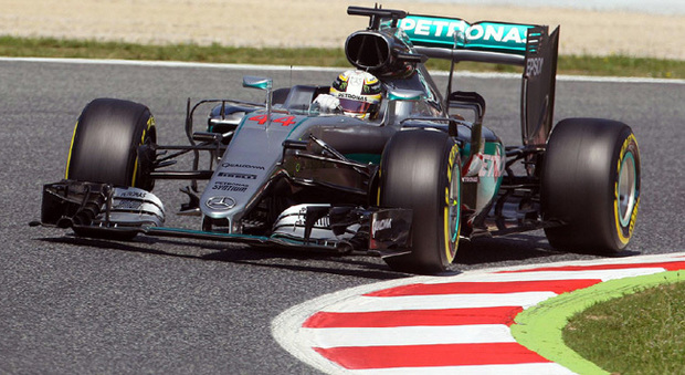 La Mercedes di Lewis Hamilton ha conquistato la pole a Barcellona