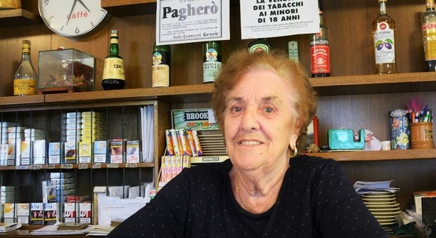 Nonna Silvana nel suo bar a 84 anni di età a Cividale del Friuli
