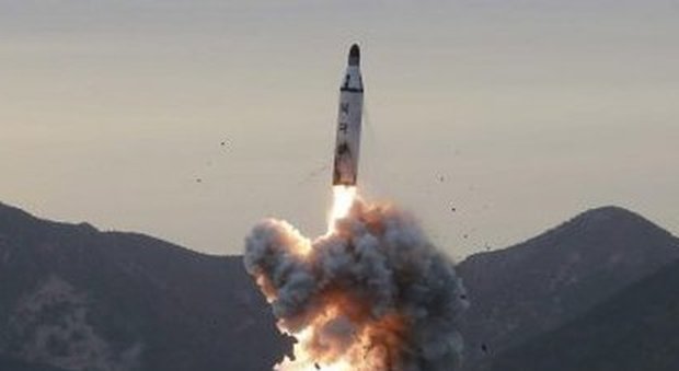 La Corea del Nord lancia tre missili Gli Usa: «Esplosi quasi subito» Seul: caduti in mare dopo 250 km