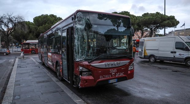 Scontro tra due bus in piazza dei Cinquecento: tre passeggeri feriti