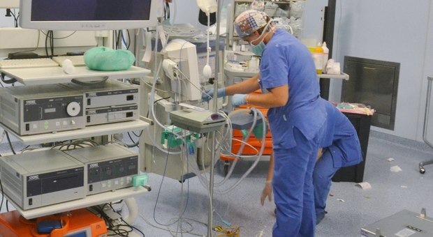 Terni, esplode il contagio tra gli operatori della sanità: un medico e quattro infermiere positive