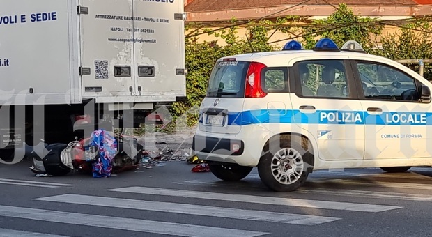 Tragedia a Formia, scooter tampona un autocarro: muore il gallerista e mecenate Davide Rossillo