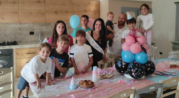 Chiara Calsolaro e Matteo Amico con i loro 8 figli