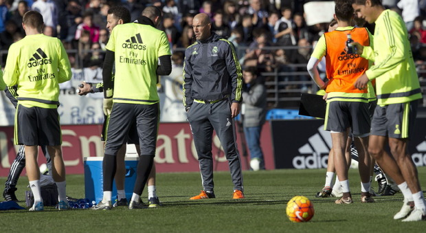 Zinedine Zidane dirige il primo allenamento del Real Madrid