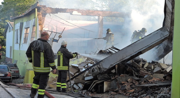 A fuoco capannone di lampadari, la struttura esplode e crolla