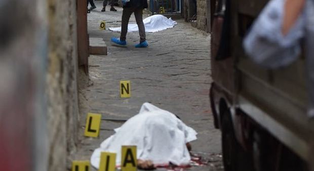 Sparatoria tra la gente nel centro di Napoli: due morti