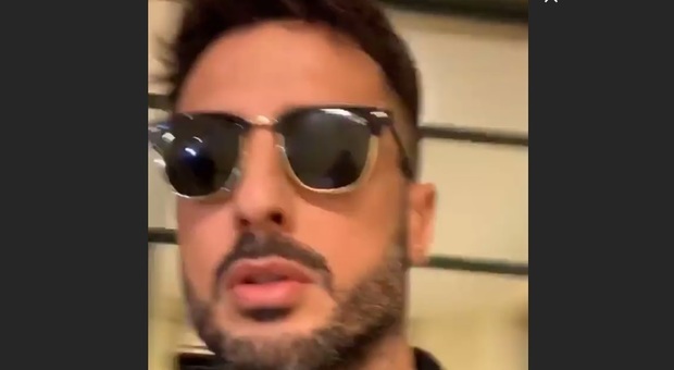 «Fabrizio Corona deve tornare in carcere»: lui risponde su Instagram: «A 'sto giro pensiamo di essere nel giusto»