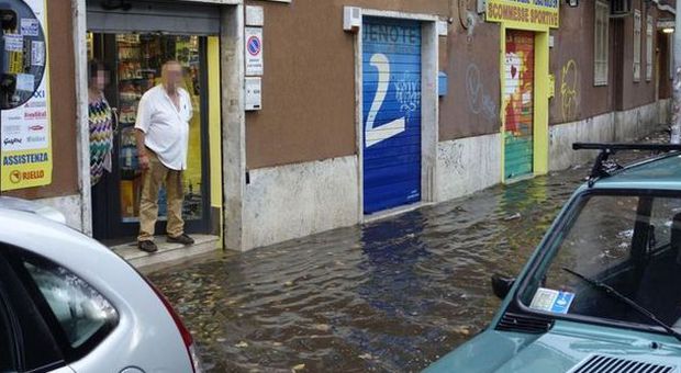 Roma, bomba d'acqua colpisce la città: strade allagate. Albero cade su auto: conducente salvo per miracolo