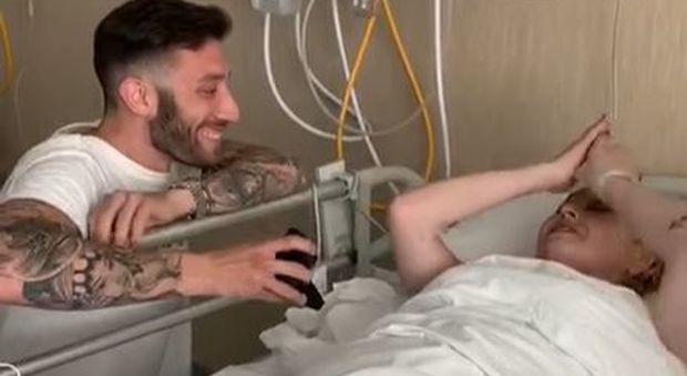 Il fidanzato le chiede di sposarlo nel letto d'ospedale, Chiara muore due giorni dopo a causa di un tumore