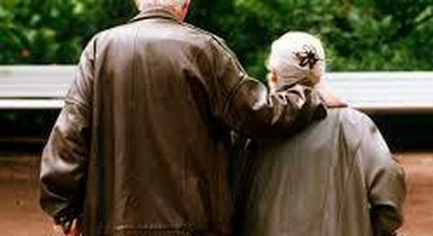Covid, tornano a casa Ivo e Livia, gli anziani coniugi ricoverati e fotografati mano nella mano